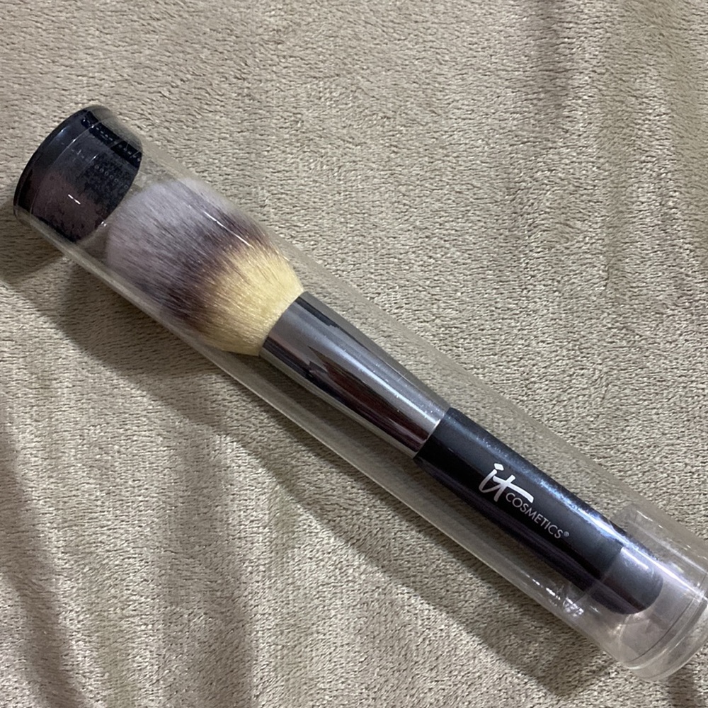 IT Cosmetics Heavenly Luxe Wand Ball Powder Brush #8 Face Powder Foundation